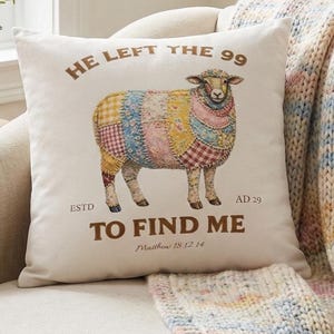 Capa de Almofada Cristã Patchwork com Ovelhas, Ele Deixou as 99 | Versículo Bíblico Mateus 18:12 Decoração | Almofada Estilo Fazenda Cottagecore | Presente de Fé