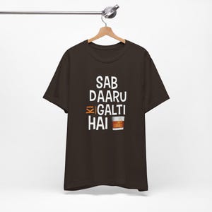 Sab Daaru Ki Galti Hai l Desi l Bollywood l Desi friends l Indian dialogue l Unisex Jersey Short Sleeve Tee