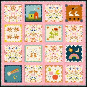 Può includere: Una trapunta patchwork con sedici blocchi quadrati, ognuno con un design unico. I blocchi presentano motivi floreali, case, conigli, stelle, arcobaleni e mele in una varietà di colori, su uno sfondo rosa.