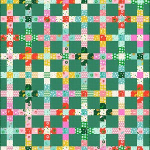 Puede incluir: Un edredón colorido con un patrón de cuadrícula. El edredón presenta un fondo verde oscuro con un diseño tejido de cuadrados estampados en tonos de rosa, amarillo, rojo y verde. Los cuadrados contienen patrones florales, frutales y geométricos.