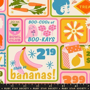 Op de afbeelding: Een bedrukte stof met rechthoekige blokken met kleurrijke illustraties waaronder wortels, een geest met bloemen en de tekst BOO-COOs of BOO-KAYS, een gele bloem, een melkpak met een citroen en bananen met de tekst this is bananas!