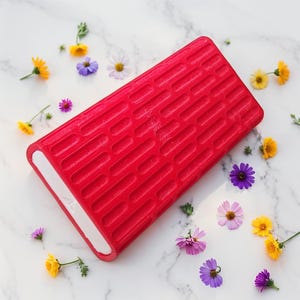 Rode pillendoos | Wekelijkse medicatiebox | Reispillendoosje | Draagbare pillenhouder met vakken | Stijlvolle medicijnopberger | Cadeau voor