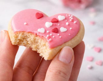 Receita de Biscoitos de Açúcar em Formato de Coração para o Dia dos Namorados – Biscoitos Macios Recortados com Glacê Rosa (PDF para Imprimir)