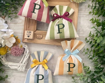 Sac sur mesure de couleurs assorties avec broderie initiale verte