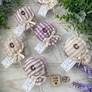 Mini Palloncino Lilla e Provenza con Iniziale in Legno e Tag Personalizzato