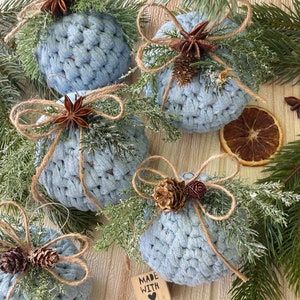 Pallina Natalizia in Crochet Azzurro Polvere