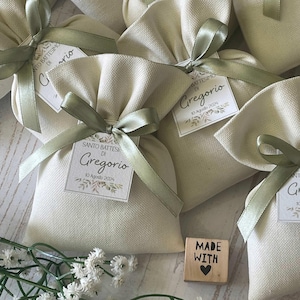 Cremefarbene, maßgeschneiderte Tasche mit personalisiertem Etikett