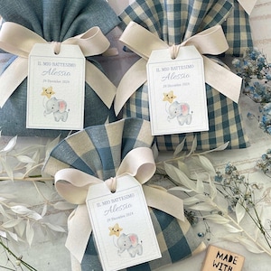 Maßgeschneiderte Tasche in Puderblau und Creme mit personalisiertem Etikett