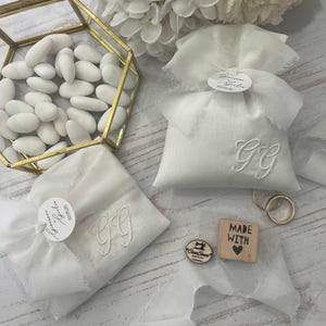 Bolso blanco a medida con dos iniciales bordadas y etiqueta personalizada