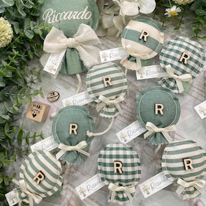 Mini Palloncino Verde e Panna con Iniziale in Legno e Tag Personalizzato