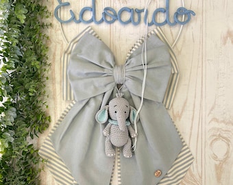 Nœud de naissance nuageux avec double nœud, prénom tricoté et éléphant amigurumi