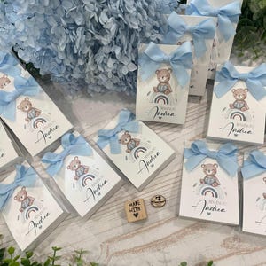 Portaconfeti personalizado de osito arcoíris azul
