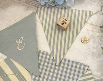 Guirlande de fanions en coton personnalisés, disponibles dans une couleur au choix.