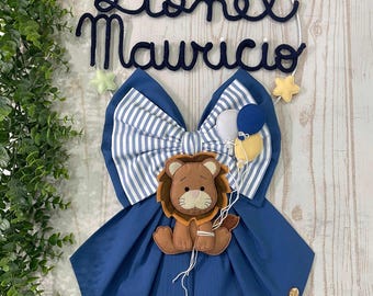 Cinta de nacimiento azul para bebé niño con doble lazo, nombre en tricotado y león.
