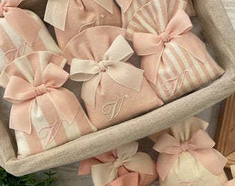 Sac tailleur rose pêche avec broderie initiale