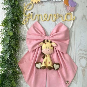 Lazo de nacimiento para niña terracota con nombre en tricotín, macramé y jirafa