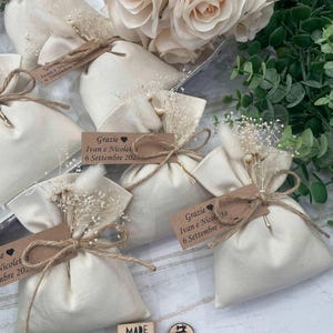 Bolso de seda panameño confeccionado a medida con flores secas.
