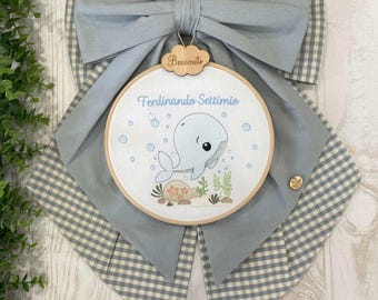 Nœud de naissance nuage et crème avec cadre brodé