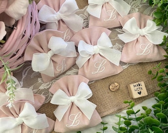 Petit sac rose poudré avec broderie initiale et ruban en crêpe de soie