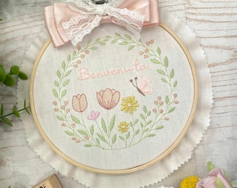Cadre brodé ruban de naissance, cheval à bascule et prénom rose