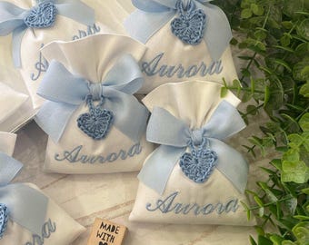 Bolso de mano blanco teñido con hilo, bordado azul claro y corazón de ganchillo.