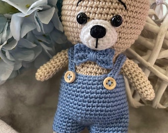 Ours en peluche amigurumi avec salopette