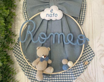 Ruban de naissance bleu poudré avec métier à tisser, prénom tricoté et ourson amigurumi