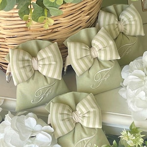 Skräddarsydd väska i valfri färg med broderi av initialer och nyckelring med fluga