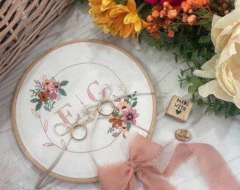 Embroidered Ring Frame with Floral Decoration and Initials Ø 15