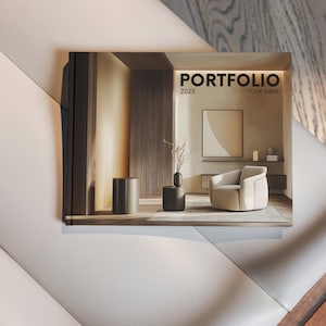 Puede incluir: Una portada de portafolio con la palabra "PORTFOLIO" en letras negras en negrita, el a&ntilde;o "2025" y espacio para un nombre. La portada muestra una escena de dise&ntilde;o de interiores minimalista con una paleta de colores neutros.