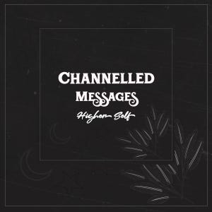 Peut inclure: Un graphique carré noir présentant le texte blanc "CHANNELLED MESSAGES" dans une police serif grasse, suivi de "Higher Self" en écriture cursive. Le design inclut des lignes blanches fines représentant des croissants de lune, des étoiles et une branche de plante.