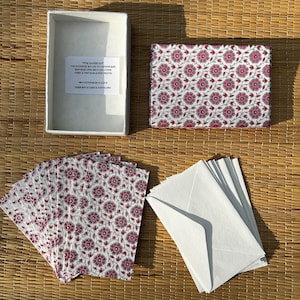 Patrón de diente de león rosa con tarjeta para escribir cartas con detalles plateados y juego de sobres de 10