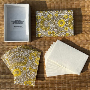 Patrón floral amarillo de filigrana con tarjeta de escritura de cartas con detalles dorados y juego de sobres de 10