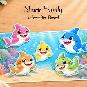 Pode incluir: Um quadro interativo Shark Family com uma cena subaquática colorida e cinco tubarões de desenho animado em rosa, azul, amarelo, laranja e verde. O quadro exibe o texto Shark Family Interactive Board em letras pretas.
