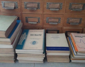 Peut inclure: Une pile de livres reliés anciens avec différents titres, dont "Analiza Danych Ekonomicznych" et "Lokalne ruchy alternatywne w Europie".