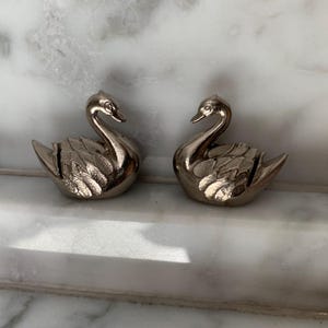 Due porta biglietti da visita in metallo a forma di cigno, numero del tavolo nuziale della sposa e dello sposo, decorazione vintage in argento, uccellini innamorati bianchi, lago e spiaggia