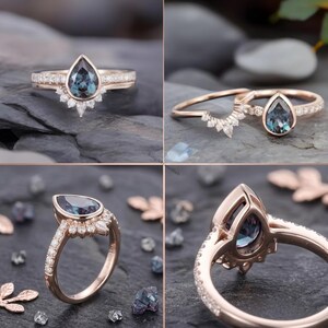 Pode incluir: Um conjunto de an&eacute;is em ouro rosa com uma pedra central de alexandrita em forma de pera que muda de cor, rodeada por um halo de pequenas pedras brancas. O aro &eacute; acentuado com pedras brancas adicionais e inclui uma alian&ccedil;a curva a condizer.