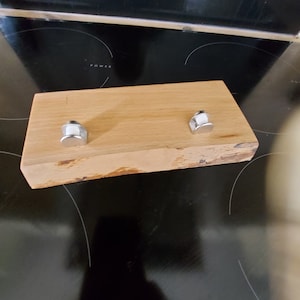 Stativ i bokträ för glasvisning