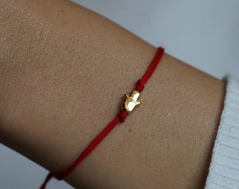Dainty bracelet with golden Hand of Fatima detail