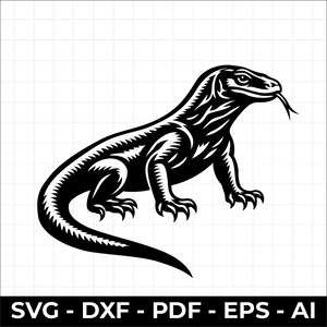 Può includere: Un'illustrazione grafica in bianco e nero di un drago di Komodo di profilo con la lingua estesa. Il design presenta linee audaci e dettagli nitidi, posizionato sopra il testo SVG - DXF - PDF - EPS - AI.