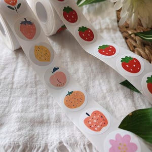 Rotolo adesivi tondi 500 pz – Stickers decorativi 2,5 cm – Fragoline / Frutta e fiori – Planner, diario, scrapbooking
