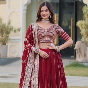 Opulenter roter Imitat-Blühender Lehenga Choli mit aufwendigen Verzierungen