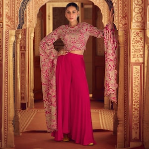 Vestido Indo Western de seda chinon bordada: Conjunto con pantalones palazzo rosa intenso