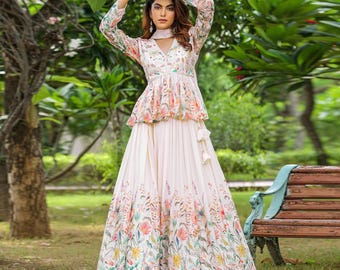 Traje lehenga bordado: conjunto de novia blanco y rosa con escote en V
