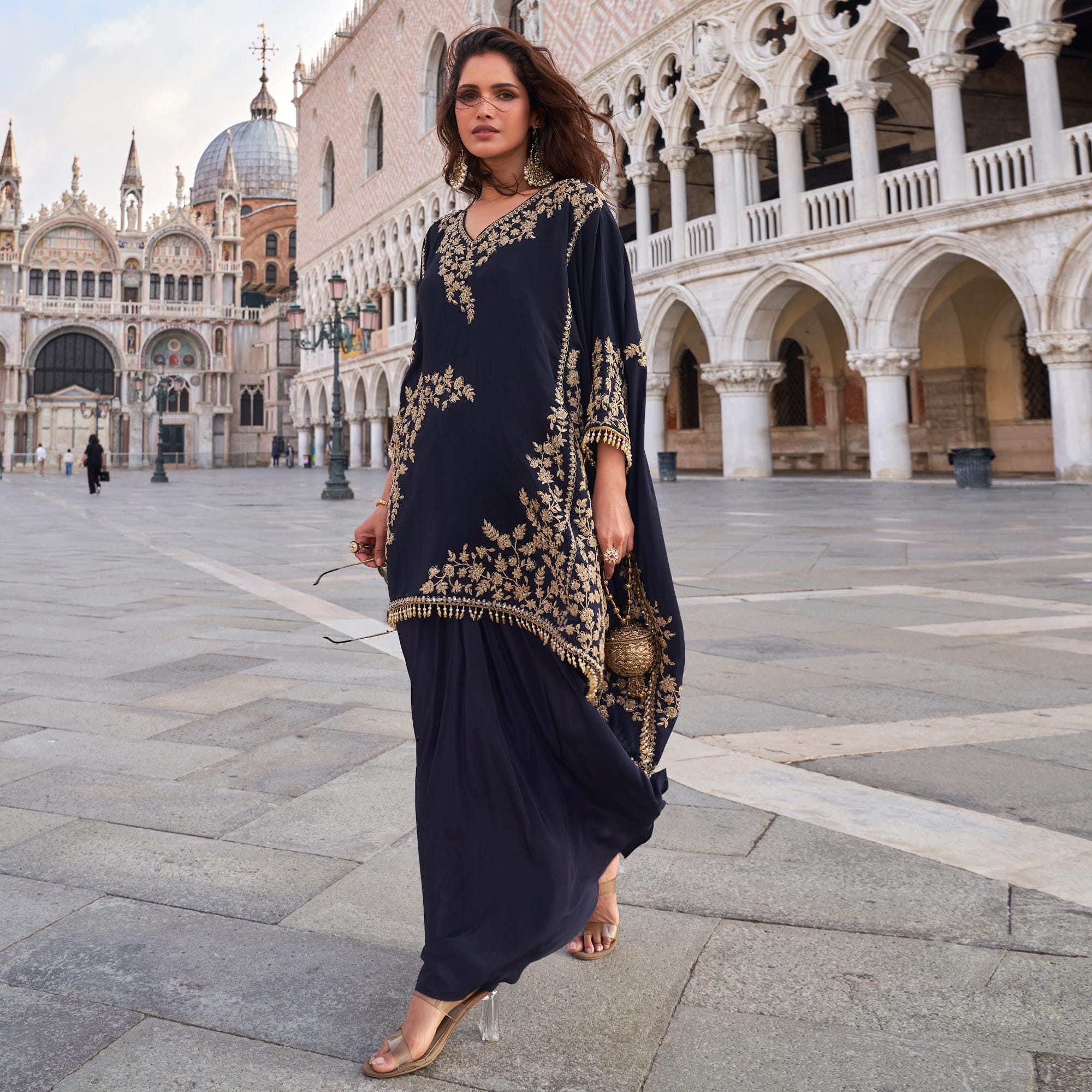 刺繍入りディープブルーのクレープカフタンセット：インド風西洋風