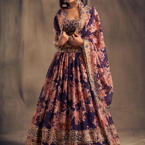 Lavendel organza Lehenga Choli: geborduurde Indiase fusionjurk met bloemen