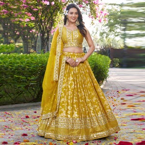 Conjunto de lehenga choli de seda floral vintage: vestido de novia bohemio bordado en amarillo