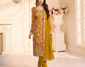Puede incluir: Conjunto salwar kameez con estampado floral amarillo mostaza y rosa. La túnica de manga larga presenta un cuello en V y bordados intrincados. El conjunto incluye pantalones a juego y una bufanda drapeada.