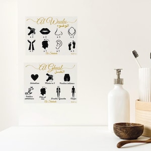 Może przedstawiać: Biały, drukowalny przewodnik z czarnymi ilustracjami i złotym tekstem. Przewodnik przedstawia kroki wykonywania Wudu i Ghusl, dwóch islamskich rytuałów oczyszczania. Tekst zawiera arabskie słowa dla Wudu i Ghusl, a także tłumaczenia na język angielski.