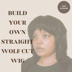 Puede incluir: Una persona con una peluca de corte lobo liso. La imagen tiene texto que dice "Build Your Own Straight Wolf Cut Wig" en fuente marrón. Un pequeño círculo con las palabras "Lace Closure" está en la esquina superior derecha.